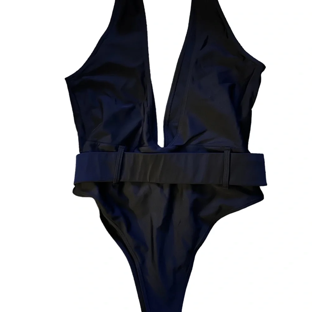 Very daring deep plunging swimsuit - Picture 5 of 5